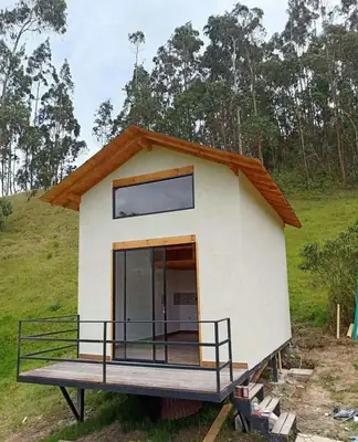Tiny House CONCASAYA de 2 niveles con deck de madera, ideal para turismo y hospedaje